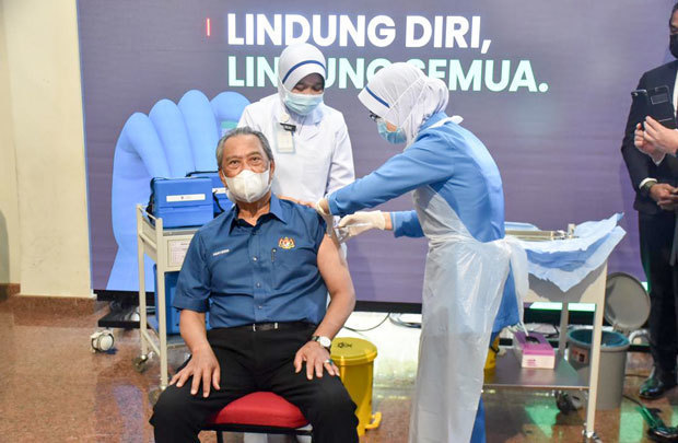 マレーシアでは新型コロナワクチンの接種開始を当初の予定から２日間前倒しし、ムヒディン首相が接種第１号となった＝24日、行政都市プトラジャヤ（保健省提供）