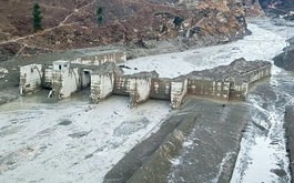 氷河の崩壊によって北部ウッタラカンド州のダウリガンガ川で洪水＝２月７日（ＰＴＩ）