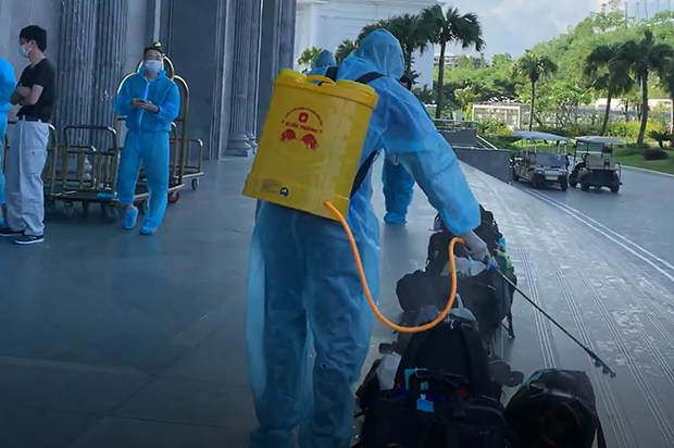 ベトナムに渡航した日本人団体の荷物消毒の様子＝2020年８月21日、クアンニン省