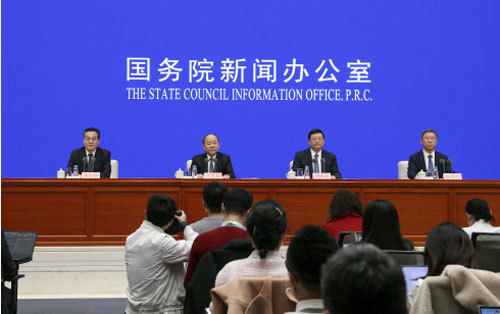 国務院の会見で、今年の投資方針などを説明する発改委の寧吉哲副主任（左２）ら＝８日、北京市（新華社）