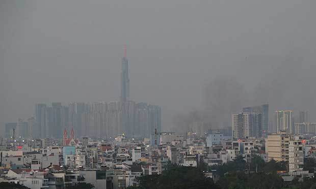 霞んだホーチミン市中心部。根本的な対策に向け、大気汚染の実態把握が求められている＝ホーチミン市