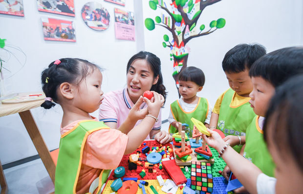 「社区」と呼ばれるコミュニティーに設けられた幼児教室。地域内の０～３歳児を無料で預かる＝2020年９月15日、浙江省湖州市（新華社）