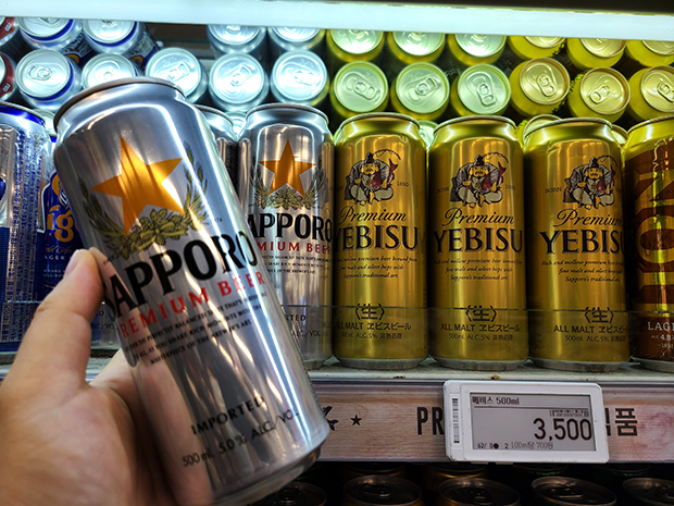 ソウル市内の大型スーパーで販売されているサッポロビールとヱビスビール。徐々にではあるが、日本産ビールが韓国市場に戻りつつある＝韓国・ソウル、21年３月18日（ＮＮＡ撮影）