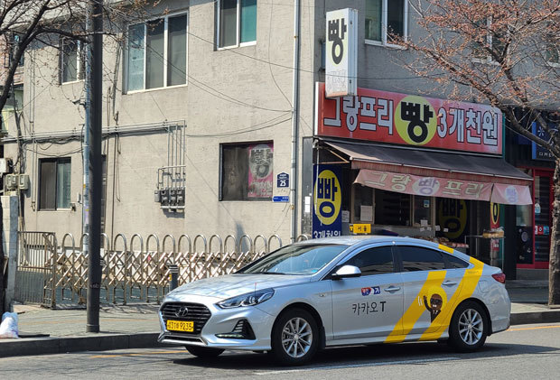 韓国の配車サービスでシェアトップの「カカオＴ」。カカオのキャラクター「カカオフレンズ」が目印だ＝韓国（ＮＮＡ撮影）