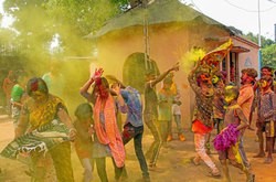 新型コロナの感染が再拡大する中、地域によっては大勢の人が「ホーリー」を外で祝った＝３月29日、インド・西ベンガル州（ＰＴＩ）