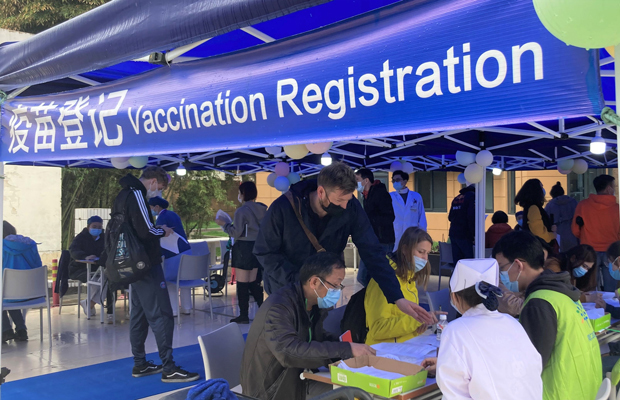 中国で実施されている外国人向けの新型コロナウイルスワクチンの接種会場＝12日、中国・上海市