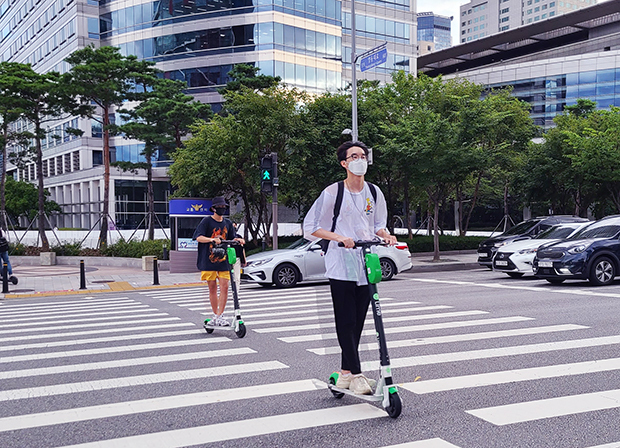 韓国で電動キックスケーターのシェアリングサービスを利用する人が急増している＝韓国・ソウル（ＮＮＡ撮影）