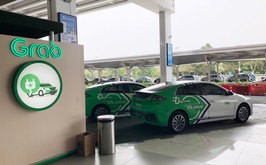 ゴジェックと競合するグラブは、韓国の現代自動車と提携してスカルノ・ハッタ国際空港発の配車サービスにＥＶを導入している（ＮＮＡ撮影）