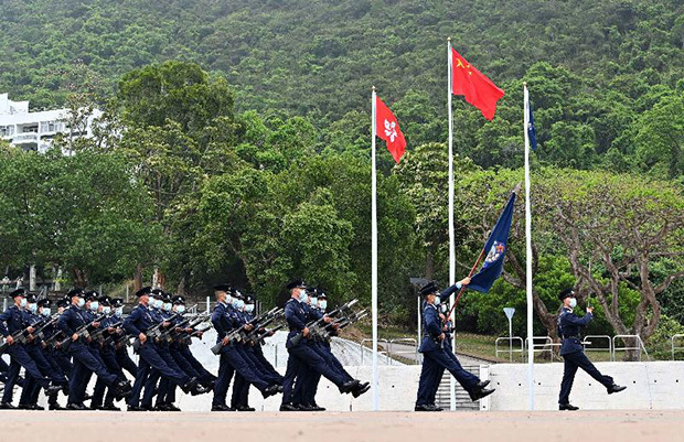 香港警察は「国家安全教育デー」当日、警察学校で中国人民解放軍式の行進を初めて披露＝４月15日（香港政府提供）