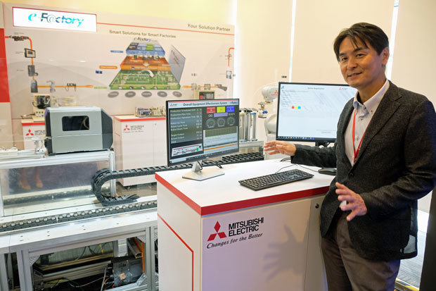 三菱電機セールス・マレーシア内に設置されたＦＡのショールームで関連機器を紹介する楢崎氏＝スランゴール州シャアラム（ＮＮＡ撮影）