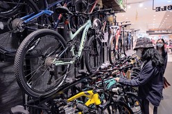 イオンでは自転車の売り上げが大幅に増えた。ヘルメットやジャージなど関連のアパレル商品も手堅い人気がある（ＮＮＡ撮影）