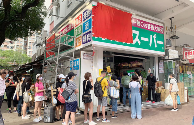 業務スーパー香港１号店が開業、ソフトオープン中の６日には数十人が列を作った＝大埔（ＮＮＡ撮影）