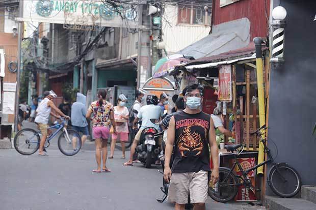 マスクなどを着用して外出する人たち＝５月10日、マニラ首都圏パサイ市（ＮＮＡ撮影）
