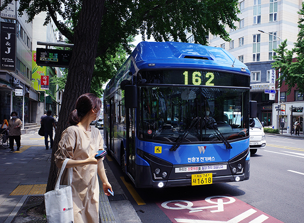ソウル市の162番路線バスで運営中の宇進産電のＥＶ「アポロ1100」＝韓国・ソウル、2021年６月７日（ＮＮＡ撮影）