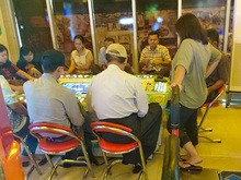 ミャンマーで「フィッシュハント」系ゲームに興じる人々（筆者提供、以下全て同）