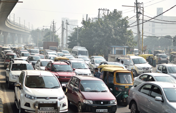 ハリヤナ州グルガオンの主要道路。インドの都市部では自動車の増加などに伴い慢性的な交通渋滞が発生する（ＮＮＡ撮影）