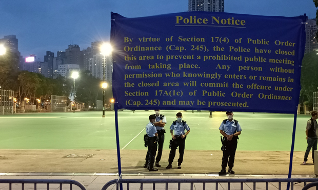 香港警察によって封鎖されたビクトリア公園＝４日、銅鑼湾（ＮＮＡ撮影）