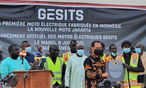 国産電動スクーター「ＧＥＳＩＴＳ（グシッツ）」は、セネガルの配車サービス会社から好評を得た（インドネシア外務省提供）