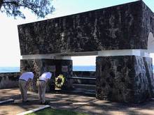ペリリュー島の「西太平洋戦没者の碑」に献花・拝礼する駐パラオ日米両大使