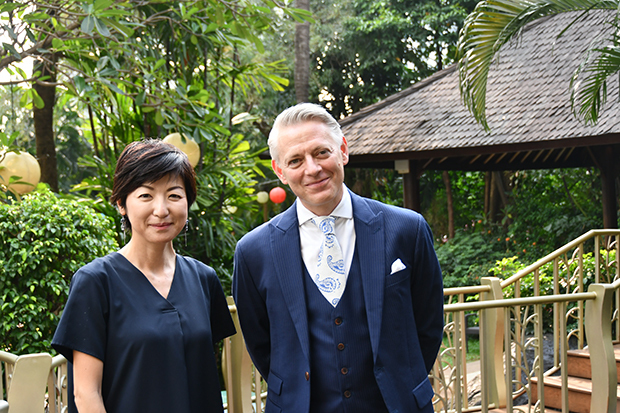 アヤナ・ミッドプラザ・ジャカルタのホッセル・ゼネラルマネジャー（右）と村田氏（ＮＮＡ撮影）