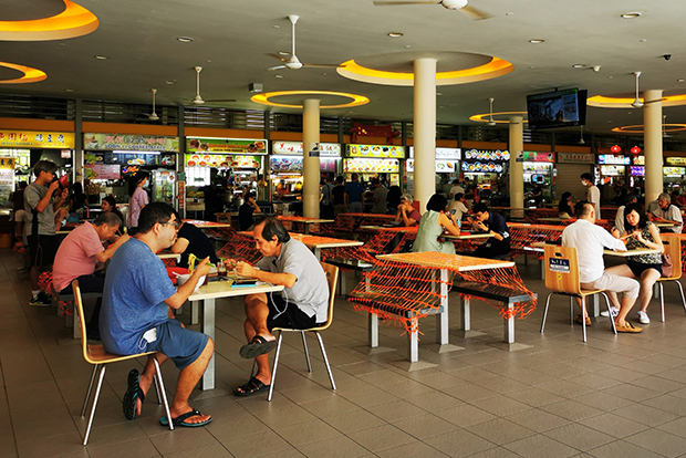 政府は６月21日からは店内飲食を解禁したが、同一グループの入店は最大２人に制限している＝シンガポール中心部（ＮＮＡ撮影）