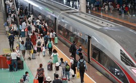 中国の労働節（メーデー）連休（５月１～５日）に高速鉄道の武漢駅を利用する旅行者。新型コロナ感染が抑制され、通常の生活を取り戻しつつある（新華社）