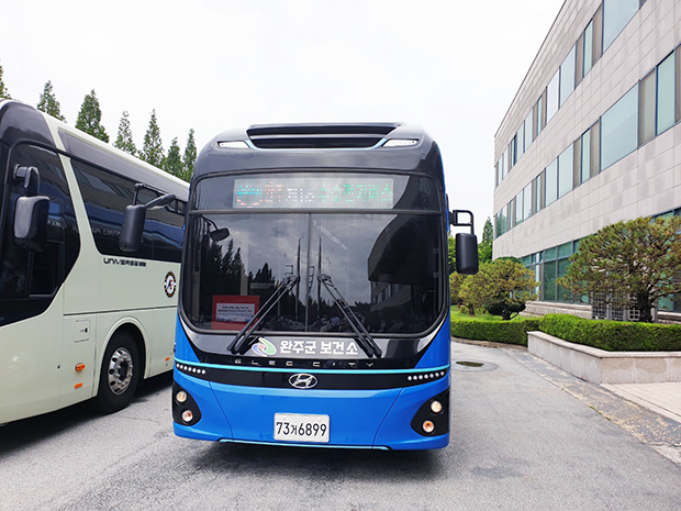 現代自動車の全州工場の敷地に駐車してある燃料電池バスの第１号車＝７日、全羅北道完州郡（ＮＮＡ撮影）