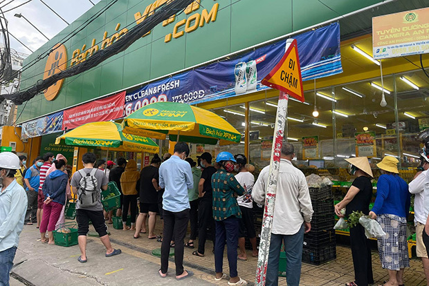 厳しい行動制限が敷かれたホーチミン市。食料品の供給への不安から市民がスーパーの前に行列を作った（提供写真）