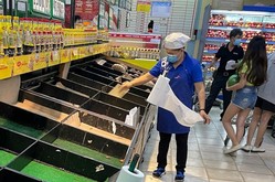 事実上のロックダウンが実施されたベトナム・ホーチミン市のスーパーでは、棚から野菜などの生鮮品が消えた＝同市３区