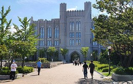 韓国の高麗大学。名門大学を卒業しても「就職浪人」となる若者が多い＝ソウル、６月（ＮＮＡ撮影）