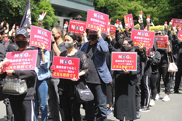 民主派政府を支持するよう日本政府に求める在日ミャンマー人のデモ隊＝５月、東京都千代田区（ＮＮＡ）