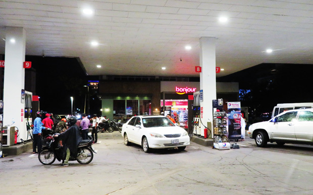 首都プノンペン市内のガソリンスタンド。ガソリン類は100％輸入に頼っている＝2020年10月（筆者撮影）