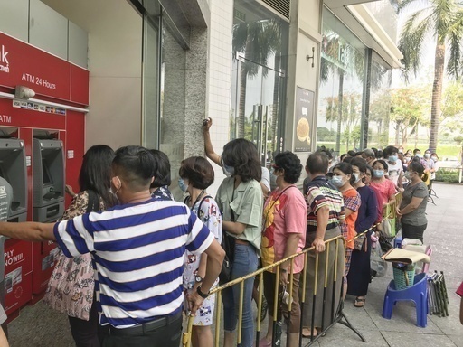 現金を引き出すためＡＴＭに長蛇の列をつくる市民＝４月29日、ミャンマー・ヤンゴン（共同）