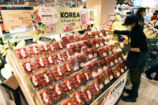 香港のスーパー店頭に並ぶ韓国産のイチゴ（ＮＮＡ撮影）