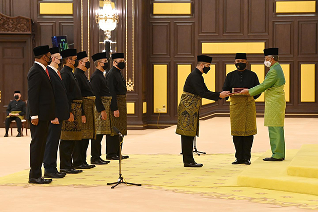 イスマイルサブリ政権が発足し、マレーシア王宮で宣誓式に臨む新閣僚ら＝８月30日（マレーシア王室提供）