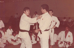1973年、黒田さん（左）37歳のとき、ジャカルタで柔道指導に汗を流す（黒田さん提供）
