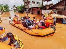 洪水の被害を受けた地域で救助活動が実施された＝７月24日、インド西部マハラシュトラ州（ＰＴＩ）