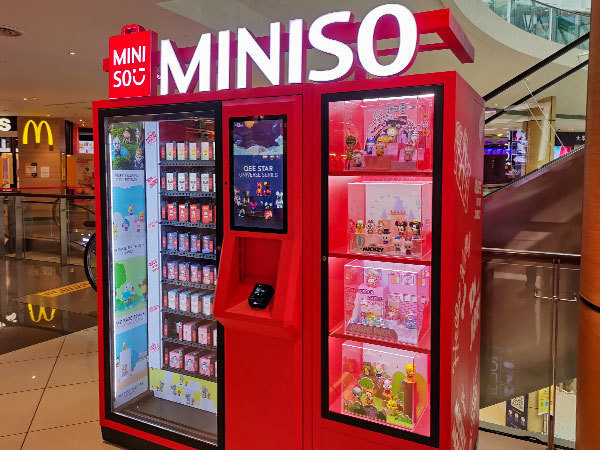中国の生活雑貨店大手、名創優品（メイソウ）は、ブラインドボックスと呼ばれる中身が見えない玩具商品の自動販売機をシンガポールに設置した（ＮＮＡ撮影）