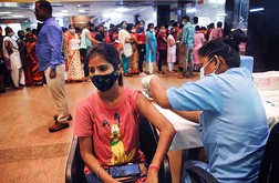 ９月も引き続きワクチン接種が続いた＝９月29日、インド北部ノイダ（ＰＴＩ）
