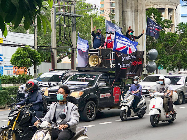 車やバイクに乗った市民による反体制デモ。隊列を組んでクラクションを鳴らし、独裁への抵抗を示す３本指を掲げてスクンビット通りを走る＝８月、タイ・バンコク（ＮＮＡ撮影）