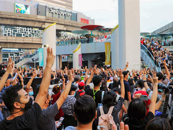 ３本指を掲げたデモ参加者たち＝２月、タイ・バンコク（ＮＮＡ撮影）