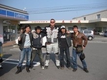 「日本の47都道府県をキャンプしながらバイクで回った」。旅先で出会った日本人の若者らと記念撮影（本人提供）
