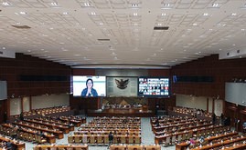 インドネシアの国会本会議で国税規則調和法案が可決、成立した＝７日（財務省提供）