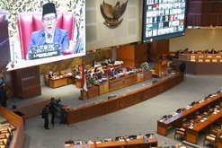 インドネシアの国会本会議は10月７日、「国税規則調和法」法案を可決した（国会提供）