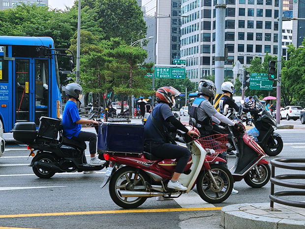 コロナ禍のデリバリー利用拡大で、配達用の二輪車の需要も拡大している＝韓国（ＮＮＡ撮影）