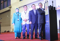 開幕式に出席したムスタパ・モハメド貿易産業相（右端）、ＭＡＩのマダニ所長（右から２人目）、マレーシア自動車協会（ＭＡＡ）のアイシャ・アーマド会長（左端）ら＝10日、スランゴール州スリクンバンガン（ＮＮＡ撮影）

