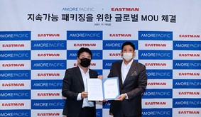 アモーレパシフィックは、米化学大手イーストマン・ケミカルとケミカルリサイクル技術を用いた再生プラスチックの供給・使用に関する業務協定を締結＝韓国（アモーレパシフィック提供）