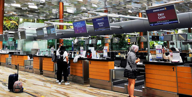 新型コロナによる入国規制が緩和され、チャンギ空港にも人が戻ってきた＝シンガポール東部（ＮＮＡ撮影）