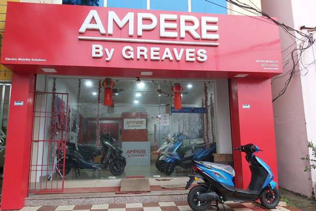 インド東部ブバネシュワルにあるアンペア・ビークルズの販売店（ＮＮＡ撮影）