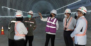バンドン高速鉄道のトンネル工事を視察したジョコ・ウィドド大統領（中央）＝５月（アンタラ通信）